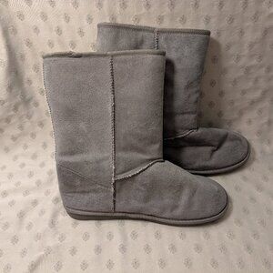 New!  Size 10 Gray Fake Suede Boots